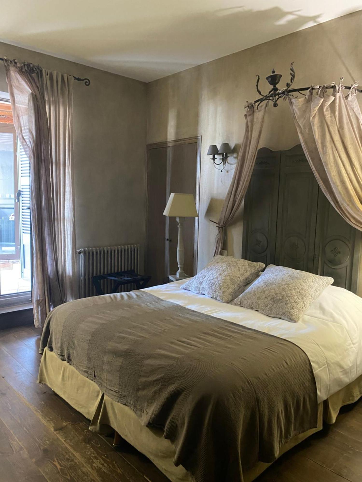 Hotel De La Tour Шатійон-сюр-Шаларонн Екстер'єр фото