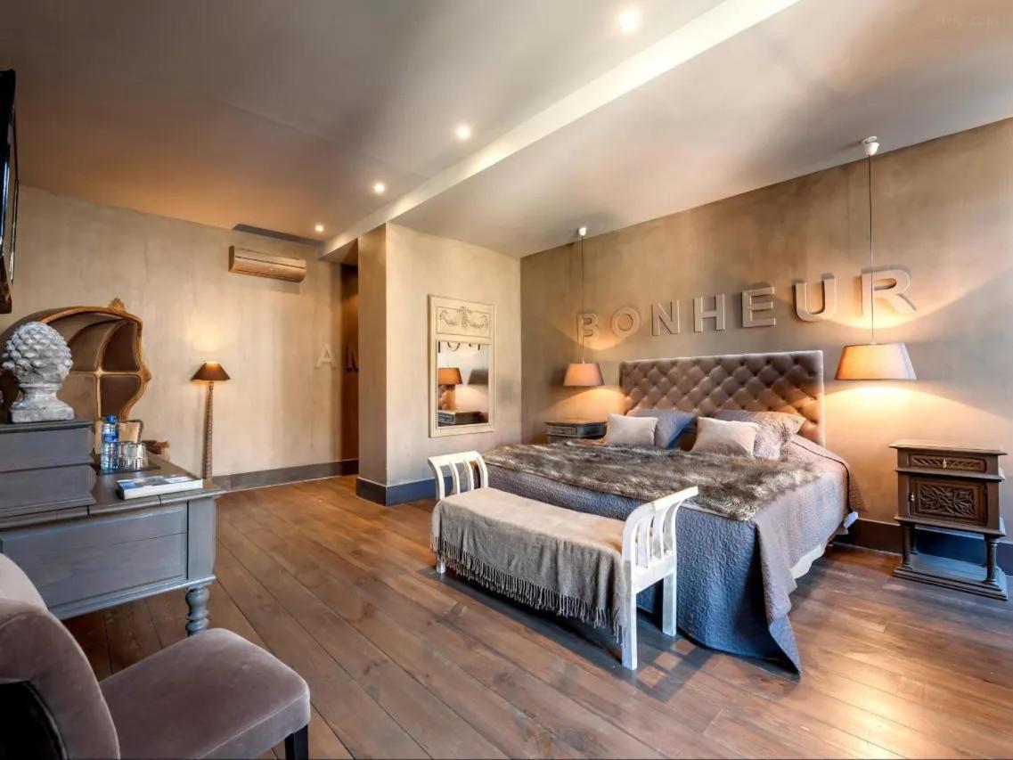 Hotel De La Tour Шатійон-сюр-Шаларонн Екстер'єр фото