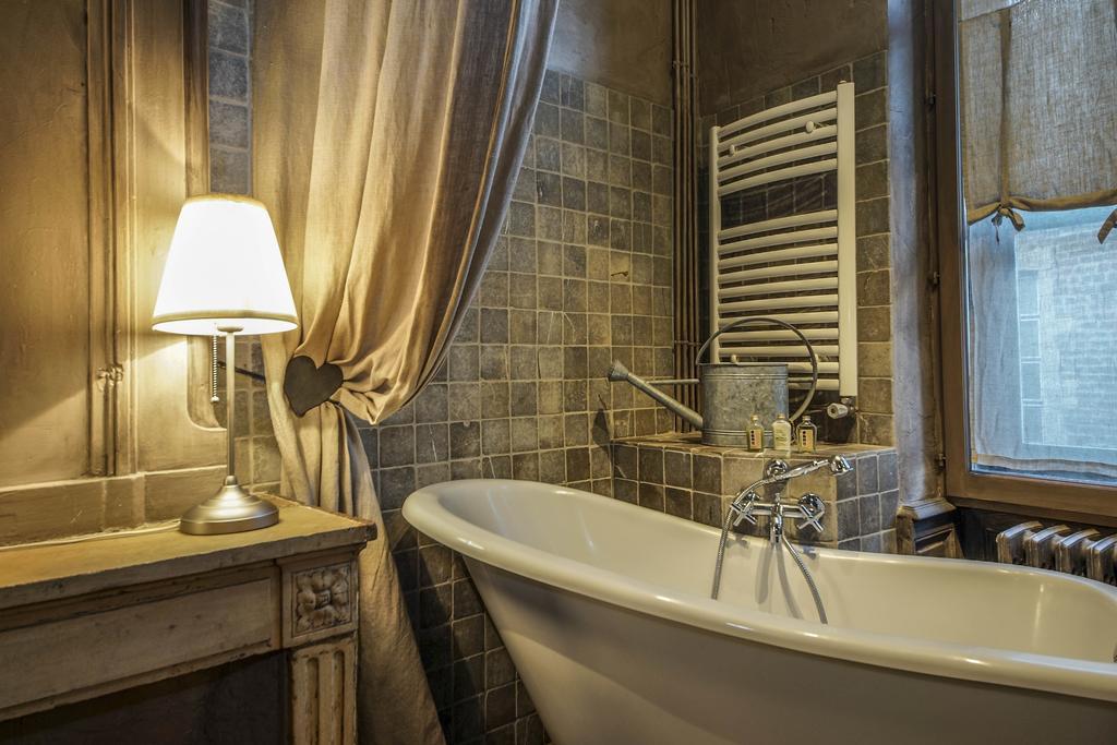 Hotel De La Tour Шатійон-сюр-Шаларонн Екстер'єр фото